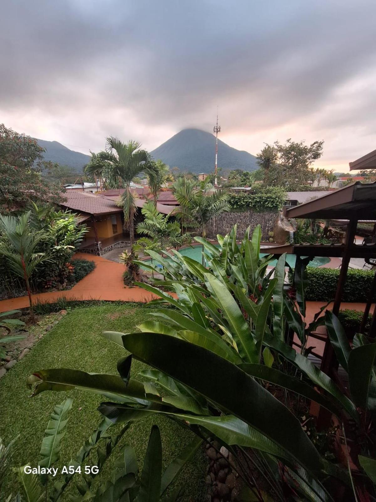 Hotel Iris Arenal La Fortuna 外观 照片